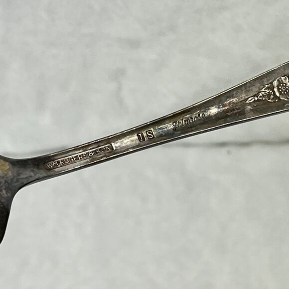 3 Vintage Silverplate Serving Forks 8-9" Mixed Patterns Rogers Gorham Lot - Picture 4 of 7